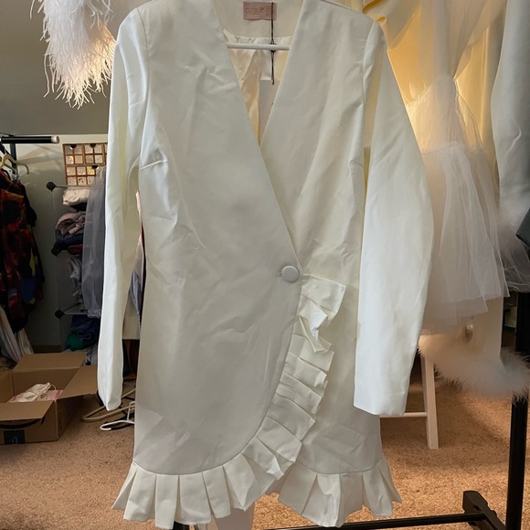 Club L London tailored mini dress with ruffle detail in white - Picture 4 of 5